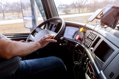 LKW Fahren Mann am Steuer eines großen LKW